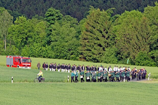 Kirchgang der Wimberner St.-Johannes-Schützenbruderschaft durch die Feldflur zur katholischen St.-Johannes-Baptist-Kirche in Menden-Barge. Abgesichert wird der Umzug durch "Rally" (Ralf Grundmeier) und ein Einsatzfahrzeug des Löschzuges Wimbern der Freiwilligen Feuerwehr der Gemeinde Wickede (Ruhr). ARCHIVFOTO: ANDREAS DUNKER