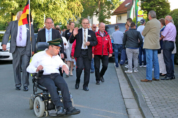 Bürgermeister Marcin Piotr Wycisło (winkend) von Wickedes polnischer Partner-Gemeinde Jemielnica führte die deutsch-polnische Delegation beim Schützenfest in Echthausen mit an. FOTO: ANDREAS DUNKER