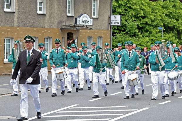 Festumzug der Schützenbruderschaft St. Johannes Wimbern – hier über die Bundesstraße 63 an der Gaststätte Korte an der Ruhrbrücke ARCHIVFOTO: ANDREAS DUNKER