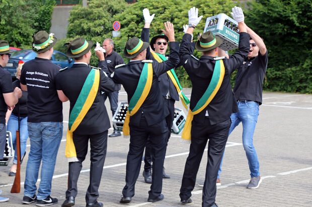 Huldigten nicht nur an der Gerken-Sporthalle dem Gerstensaft: die "Jungen Schützen" der St.-Johannes-Bruderschaft FOTO: ANDREAS DUNKER
