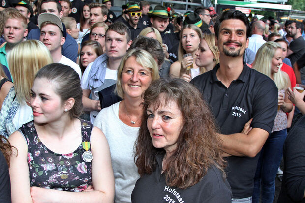 Gebannt verfolgten die Zuschauer in der Erbke das spannende Vogelschießen FOTO: ANDREAS DUNKER