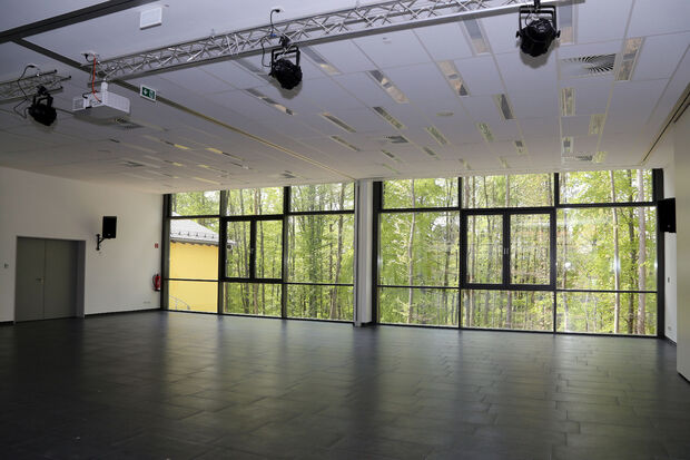 Blick ins Grüne: Aus dem neuen "Schul-Forum" in den benachbarten Erbke-Wald – innen moderne Beamer- und Bühnentechnik FOTO: ANDREAS DUNKER 