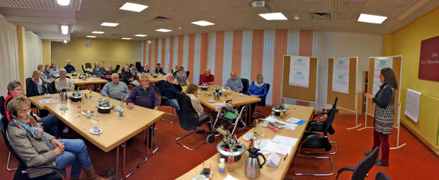 Wickeder Senioren-Beauftragte Angelika-Bechheim-Kanthak im Gespräch mit älteren Wickeder Mitbürgern FOTO: GEMEINDE WICKEDE (RUHR)