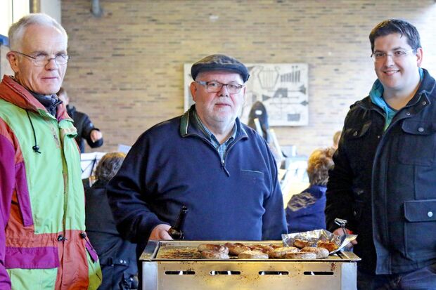 Die Siedlergemeinschaft Echthausen sorgte für Leckeres vom Grill. Von links: Vorsitzender Günter Randelhoff, Kassierer Heinz Koerdt und Schriftführer Andreas Baum FOTO: ANDREAS DUNKER