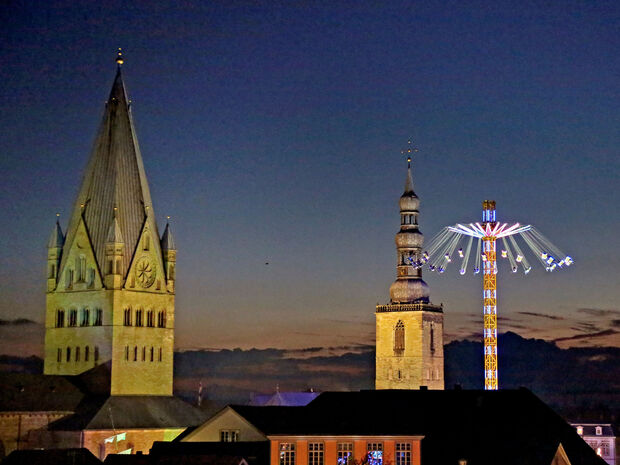 Die Soester Allerheiligenkirmes in der Altstadtkulisse mit Grünsandsteinkirchen und Fachwerkbauten ARCHIVFOTO: ANDREAS DUNKER