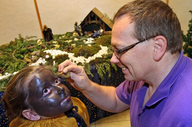 Frank Kittling schminkt ein Mädchen als Mohr FOTO: ANDREAS DUNKER