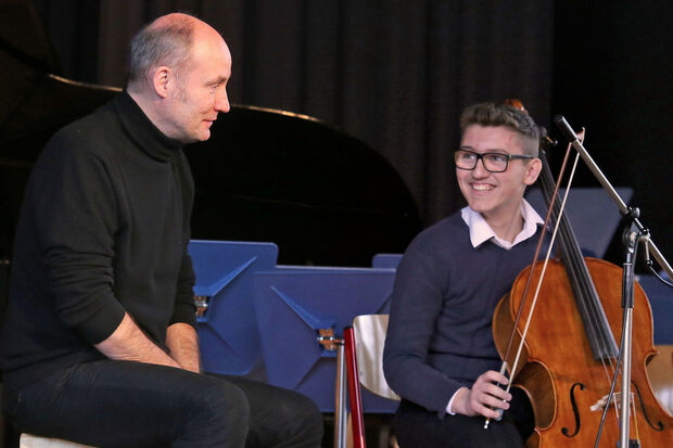 Jurgen Skura mit seinem Musikschullehrer Jürgen Büttner ARCHIVFOTO: ANDREAS DUNKER