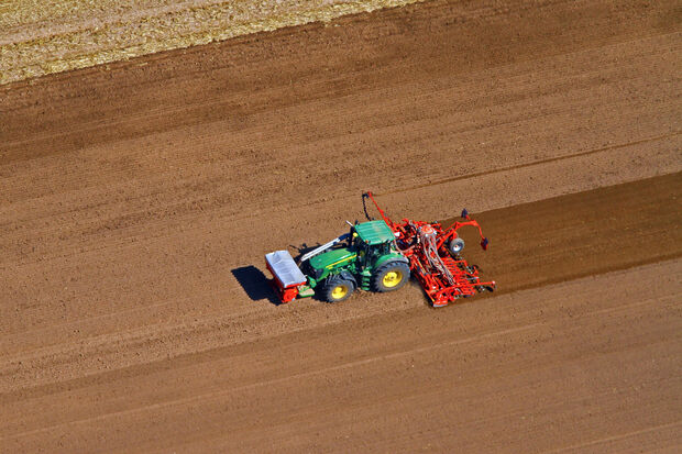 Feldarbeit aus der Vogelperspektive LUFTBILD: ANDREAS DUNKER / NRW-IMAGE.DE