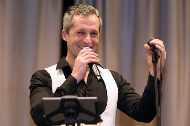 Der Sänger der Musikband „Karbeyaz“ („Schneeweiß“): Ugur Ayverdi. Er ist im Alltag als Inhaber von „ZaunTeam Ayverdi“ an der Ecke Haupt-/Nordstraße tätig. FOTO: ANDREAS DUNKER