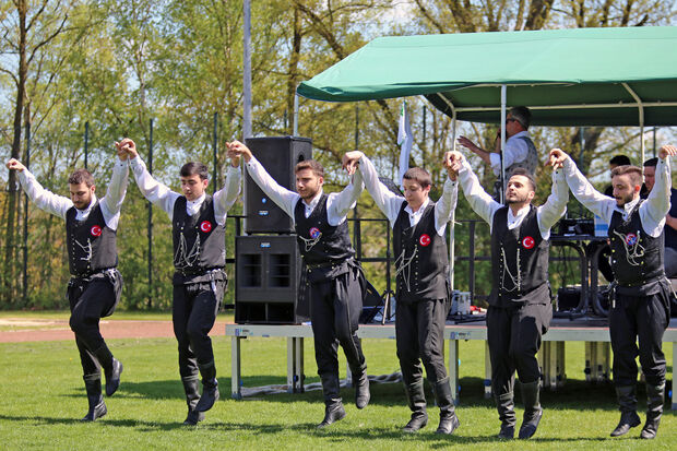 Türkische Folklore: eine Tanzgruppe mit Männern FOTO: ANDREAS DUNKER