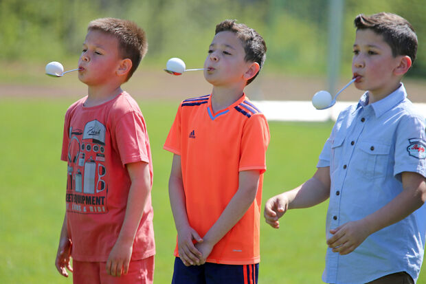 Bei einem der Spiele für Kinder ging es um einen Wettlauf mit Löffel im Mund. Darauf musste ein Ei balanciert werden. FOTO: ANDREAS DUNKER