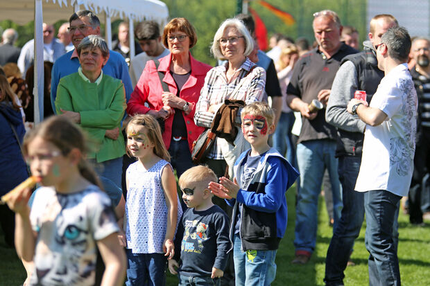 Mehr als tausend Gäste kamen schätzungsweise zum zweiten Wickeder Kulturfest an die Gerken-Sporthalle in Wickede FOTO: ANDREAS DUNKER