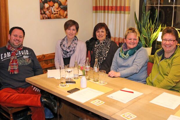 Volleyball-Abteilungsleiterin Ele Rohde-Beckenbauer (Mitte) und Kassiererin Irmhild Eickenbusch (rechts daneben) FOTO: ANDREAS DUNKER