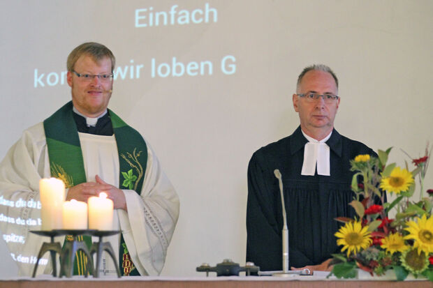 Der katholische Vikar Alexander Plümpe und der evangelische Pfarrer Dr. Christian Klein leiteten die ökumenischen Einschulungsgottesdienste von Melanchthon- und Engelhard-Grundschule am heutigen Donnerstag in der katholischen St.-Antonius-Kirche. FOTO: ANDREAS DUNKER 