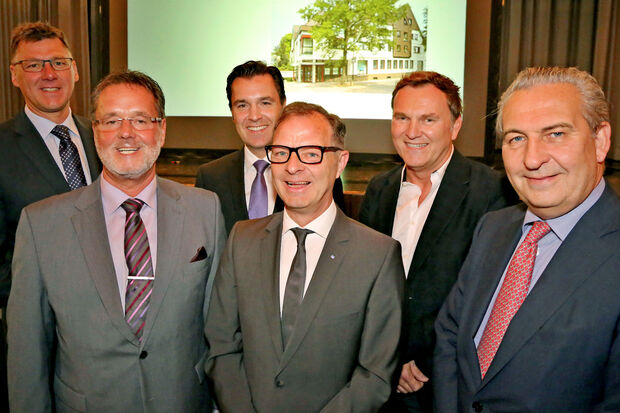 Aufsichtsräte und Vorstände der Volksbank Wickede (Ruhr) (von links): Helmut Kieserling, Klaus Klatetzki, die Bankdirektoren Holger Georg Schwarz und Joachim Bauerdick, Jürgen Kleine und Alexander Koch FOTO: ANDREAS DUNKER