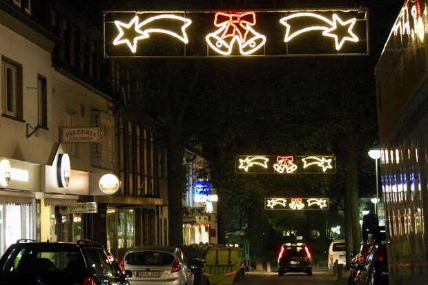 Weihnachtsbeleuchtung mit Sternen in der Kirchstraße in Wickede ARCHIVFOTO: ANDREAS DUNKER