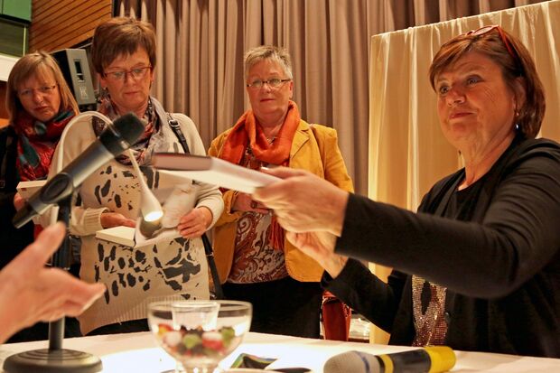 Im Anschluss signierte Christine Westermann zahlreiche Bücher. FOTO: ANDREAS DUNKER
