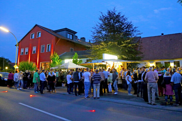 Außengastronomie bis in die späten Abendstunden: Zahlreiche Gäste feierten die Wiedereröffnung des Gasthauses Schulte. Neben den feierlustigen Bewohnern des Dorfes Echthausen waren es vor allem die ehemaligen Stammgäste des Restaurants "Zur alten Post" aus Ense-Bremen, die der Einladung ihres Wirtes gefolgt waren. FOTO: ANDREAS DUNKER