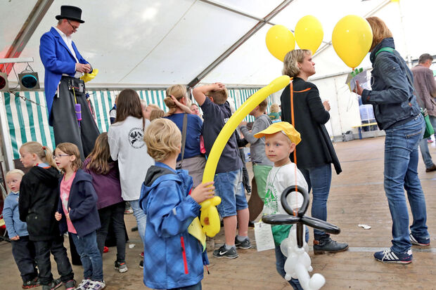 Zauberer und Luftballon-Künstler beim Kinderschützenfest im Erbke-Wald FOTO: ANDREAS DUNKER