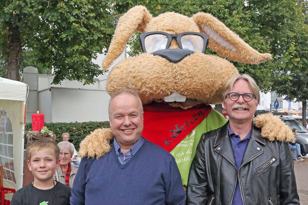 Lebendige Comic-Figur mit den WIR-Vorstandsmitgliedern Kfz-Meister Markus Thurau und Zahnarzt Dr. Clemens Frigge auf dem Marktplatz ARCHIVFOTO: ANDREAS DUNKER