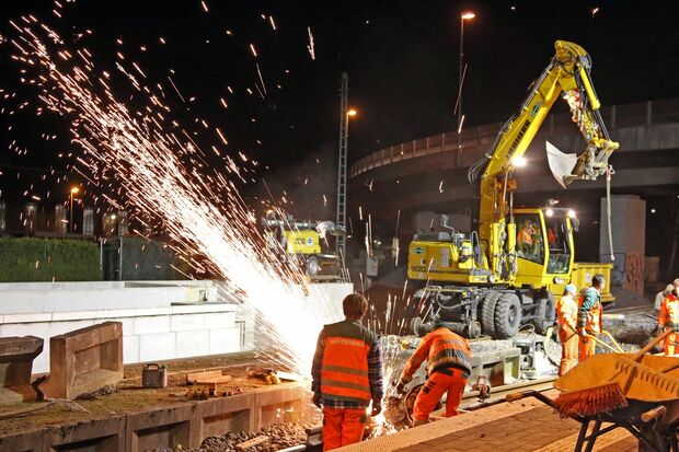 Nachtarbeit am Bahnhof in Wickede FOTO: ANDREAS DUNKER