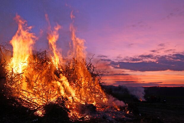 Osterfeuer auf der Haar in Schlückingen – im Hintergrund das himmlische Abendrot FOTO: ANDREAS DUNKER