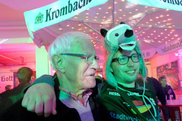 Wenn der Rolf mit dem Wolf tanzt: der 74-jährige Wickeder Rolf Prünte mit Oliver Kampmeier in "Wolfsmaske", Kampmeier und weitere Jung's von der Handball-Abteilung des Turnvereins (TV) Schwitten kamen mit dem Zug aus Willingen und "landeten" dann am heutigen Abend bei der "Sp(r)itzenfete" des Wickeder Löschzuges der Freiwilligen Feuerwehr im Gerätehaus. Rolf Prünte hatte früher ein Radio- und Fernseh-Geschäft in Schwitten. FOTO: ANDREAS DUNKER