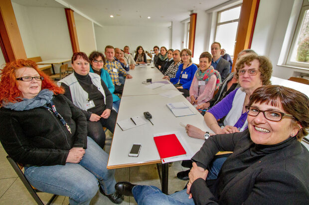 Clara Hüttenbrink (rechte Tischseite, 2. von hinten) gehört seit Anfang an zum Kreise der Mitarbeiter in der Flüchtlings-Massenunterkunft in Wimbern ARCHIVFOTO: ANDREAS DUNKER