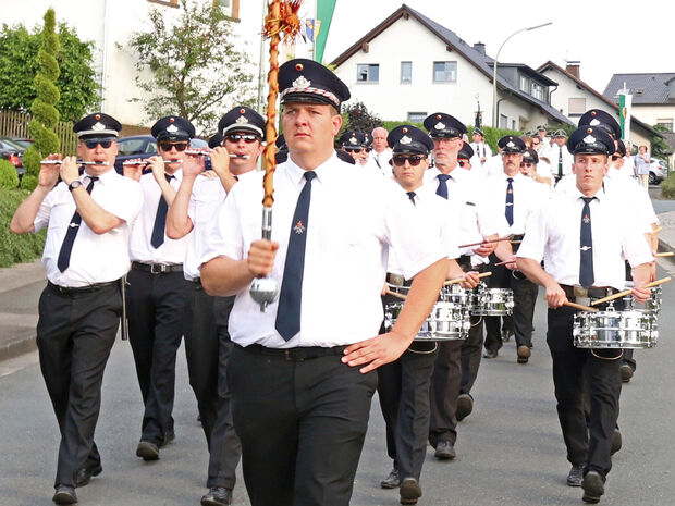 Der Spielmannszug der Freiwilligen Feuerwehr der Gemeinde Wickede (Ruhr) unter Leitung von Bastian Bussmann mit Tambourstab. Links: Tambourmajor Sebastian Hornkamp mit Querflöte. ARCHIVFOTO: ANDREAS DUNKER