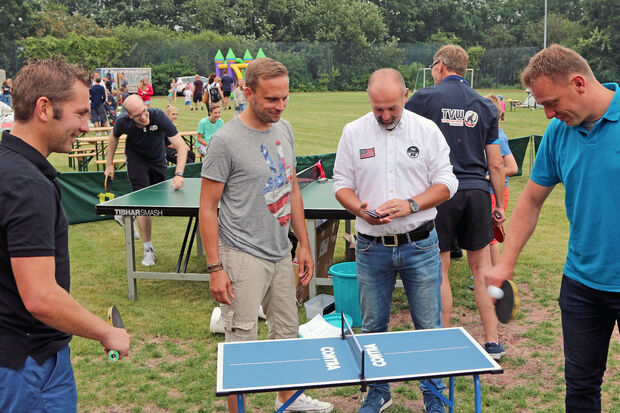 Gäste beim Spiel an der Mini-Tischtennisplatte FOTO: ANDREAS DUNKER