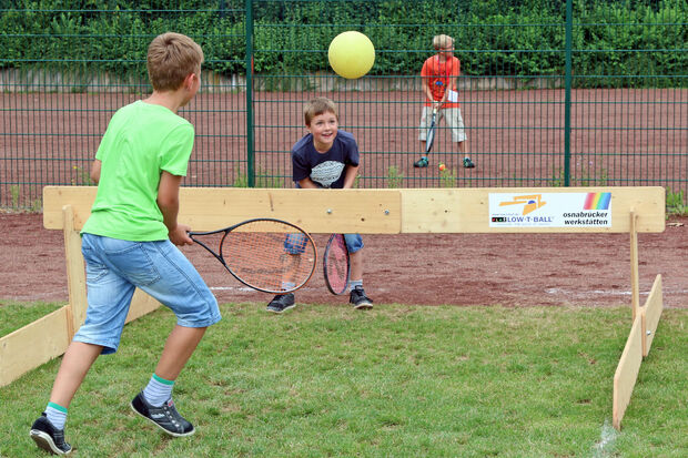 Tennisspiel mal anders: "Holznetz" und großer Ball statt kleiner Filzkugel FOTO: ANDREAS DUNKER