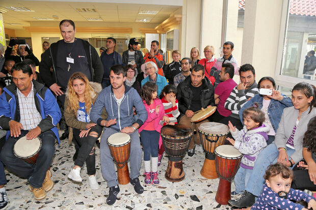 Gemeinsames Trommeln von Kindern und Erwachsenen im Foyer der ZUE in Wimbern FOTO: ANDREAS DUNKER
