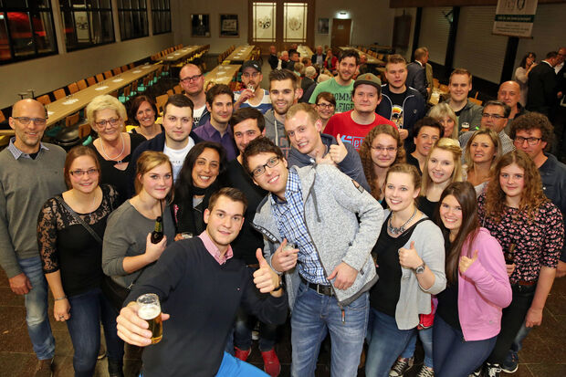 Spenden gab es auch von den Handballern des Turnvereins (TV) Wickede (Ruhr) und ihren Fans FOTO: ANDREAS DUNKER