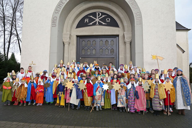 Die rund 90 Sternsinger stellten sich vor ihrem Aussendungsgottesdienst am Portal des Turms der katholischen St.-Antonius-Kirche in Wickede zum Gruppenbild auf. FOTO: ANDREAS DUNKER