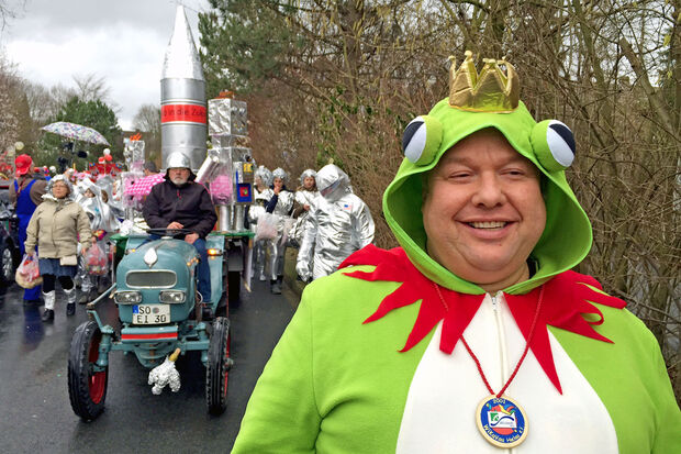 Sei (k)ein Frosch: die Polonaise durchs Dorf wurde von einem grünen Frosch mit goldenem Krönchen angeführt. FOTO: ANDREAS DUNKER