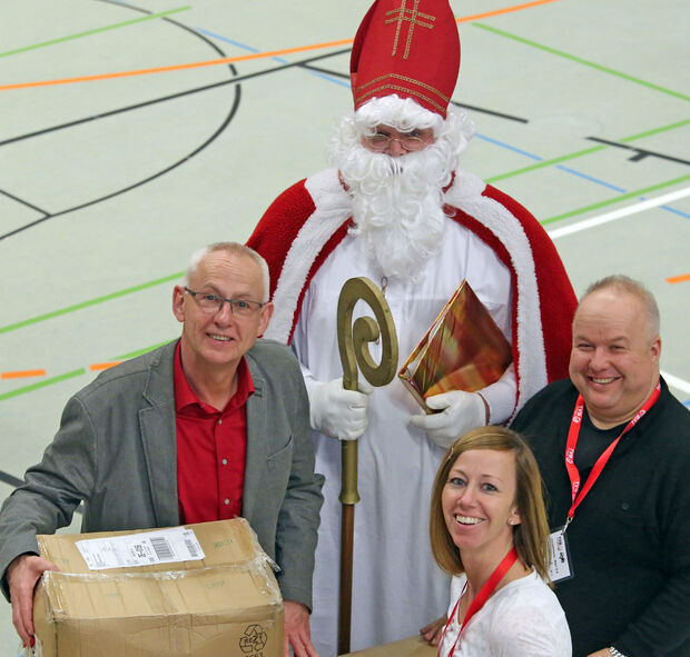 Der Nikolaus (Markus Büdenbänder) zusammen mit dem TV-Vorsitzendem Lutz Hofmann und seinem Stellvertreter Markus Thurau sowie Kassiererin Patricia Wildschütte FOTO: ANDREAS DUNKER