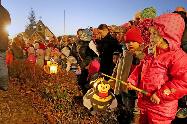 Zahlreiche Kinder warteten auf den Nikolaus FOTO: CARINA WESTERWELLE