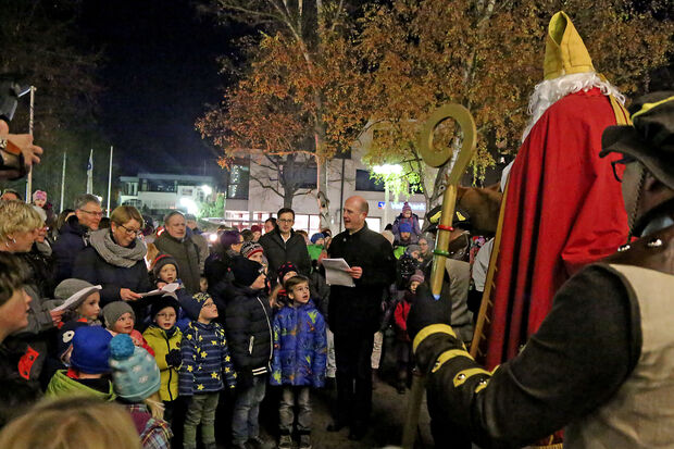 Der Nikolaus auf dem Marktplatz in Wickede FOTO: ANDREAS DUNKER