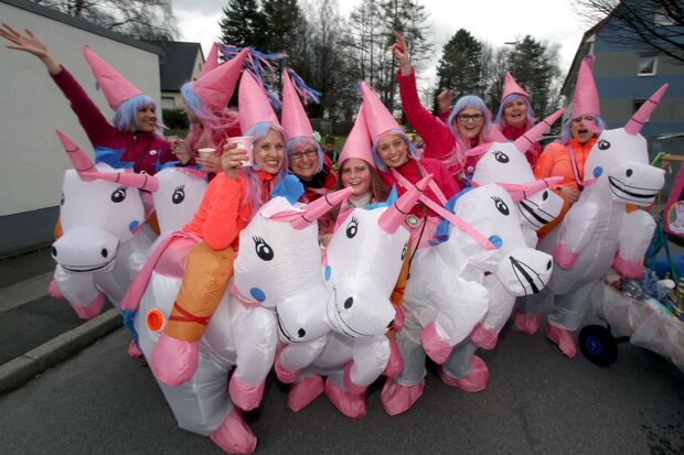 Einhörner beim Festumzug durch die Wickeder Straßen am Rosenmontag. FOTO: ANDREAS DUNKER