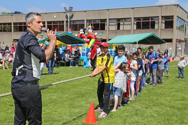 Vereinsvorsitzender Ugur Ayverdi moderiert das türkische Kulturfest an der Gerken-Sporthalle in Wickede ARCHIVFOTO: ANDREAS DUNKER