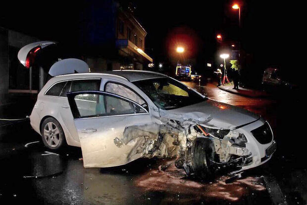 Wohl einer der spektakulärsten Verkehrsunfälle auf Wickeder Gebiet im Jahre 2017: der Pkw, der nachts in das Modegeschäft Manfred Schultz an der Hauptstraße krachte. FOTO: FEUERWEHR